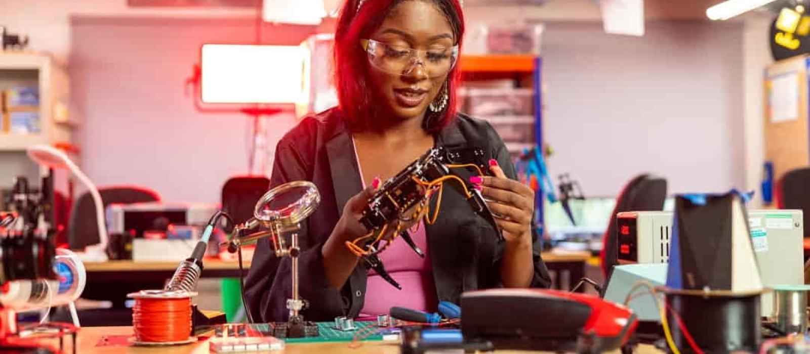 Concours Mathématiques au Féminin : Léonnie Kandolo promeut les sciences pour les jeunes filles